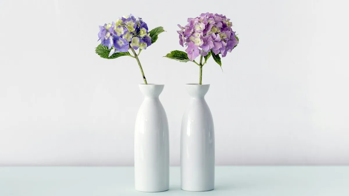 白い花瓶に生けた紫の花